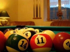 Jouer au billard dans la salle de détente de nos chambres d'hôtes à Blesle en Haute-Loire