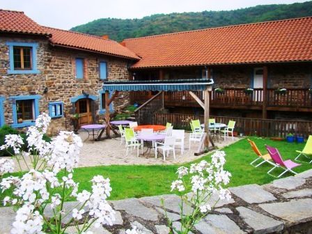 Cour et Terrasse abritée pour repas à la Table d'hôtes