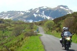 balade en moto aux Monts du Cantal en Auvergne