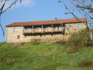 La grange rénovée avec nos chambres d'hôtes familiales avec balcon