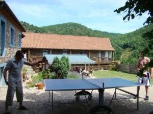 Jouer au ping-pong dans la cour des chambres d'hôtes de Margaridou en Haute-Loire