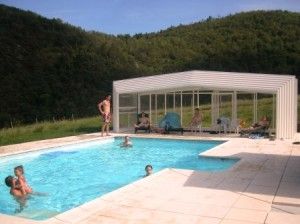La piscine couverte à l'abri rétractable réservée à nos hôtes