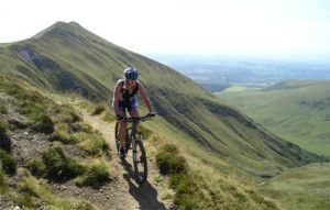 vtt ( vélo tout terrain) sur les chemins au cœur des volcans d'Auvergne