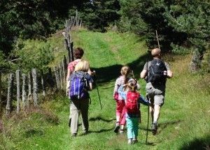 Randonnée pédestre en famille sur les volcans du Cantal