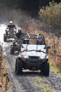 Motos, Quads et 4x4 en randonnée tout terrain lors du Bouclier Arverne