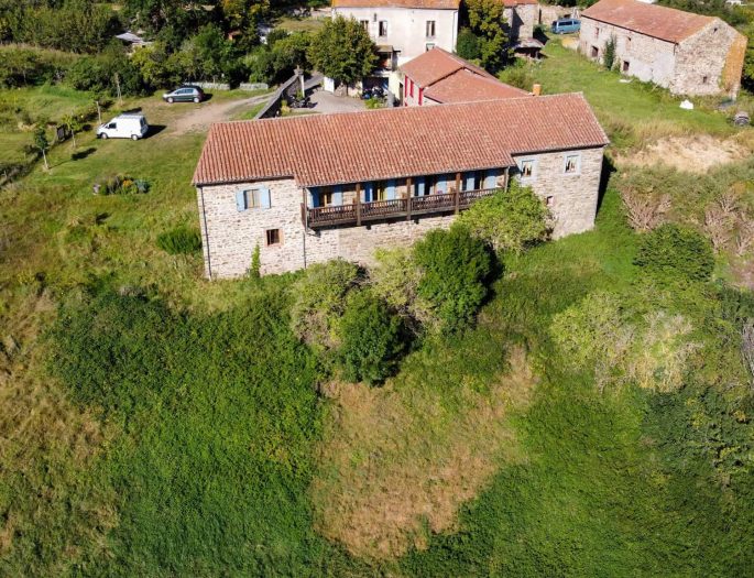 chambres d'hôtes vu de la piscine cantal